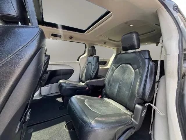 Used 2019 Chrysler Pacifica Touring-L Plus FWD image 17