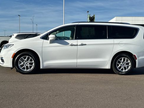 Used 2021 Chrysler Pacifica Touring-L image 7