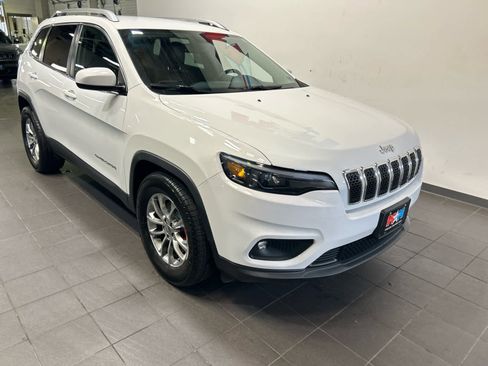 Used 2019 Jeep Cherokee Latitude Plus w/ Comfort/Convenience Group FWD image 2