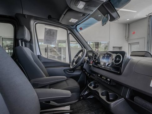 Used 2025 Mercedes-Benz Sprinter 2500 image 17