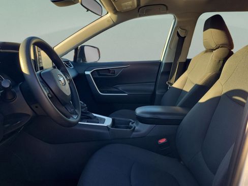 Used 2021 Toyota RAV4 LE image 19