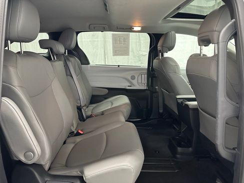 Used 2025 Toyota Sienna XLE image 59