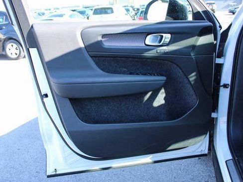 Used 2025 Volvo XC40 B5 Plus image 10