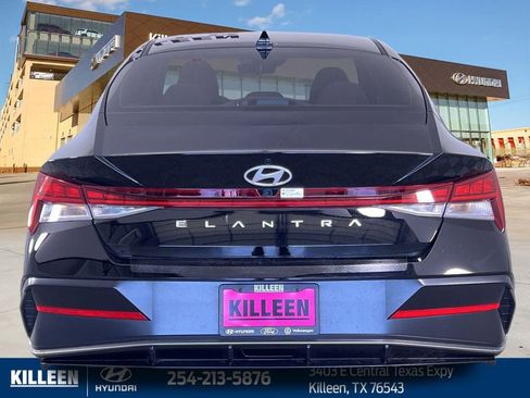 Used 2025 Hyundai Elantra SEL image 8