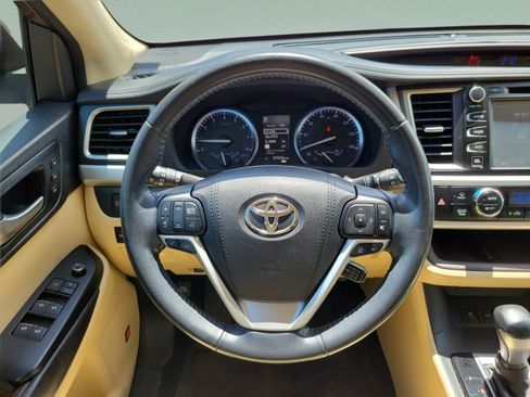 Used 2018 Toyota Highlander Limited FWD image 13