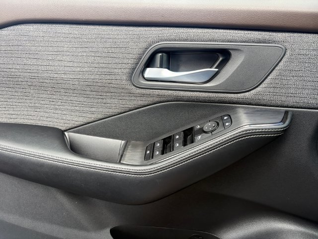 Used 2023 Nissan Rogue SV AWD/4WD image 19