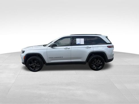 Used 2023 Jeep Grand Cherokee Altitude AWD/4WD image 4