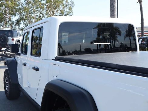Used 2025 Jeep Gladiator Rubicon w/ Convenience Group AWD/4WD image 16