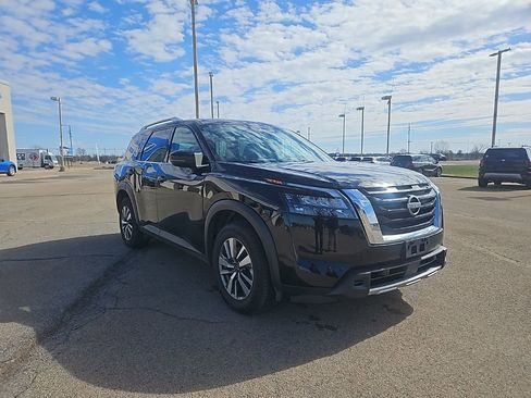 Used 2025 Nissan Pathfinder SL image 3