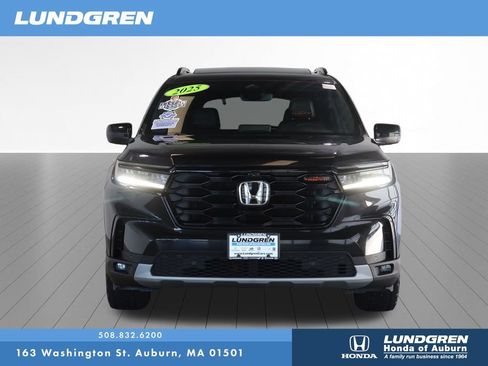 Used 2025 Honda Pilot TrailSport image 3