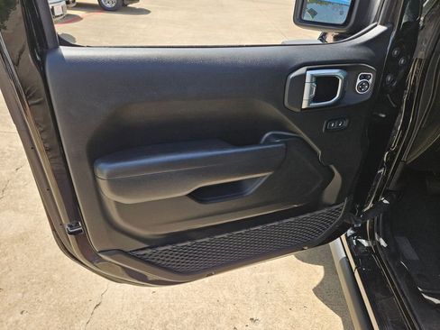 Used 2025 Jeep Wrangler Unlimited Rubicon AWD/4WD image 14