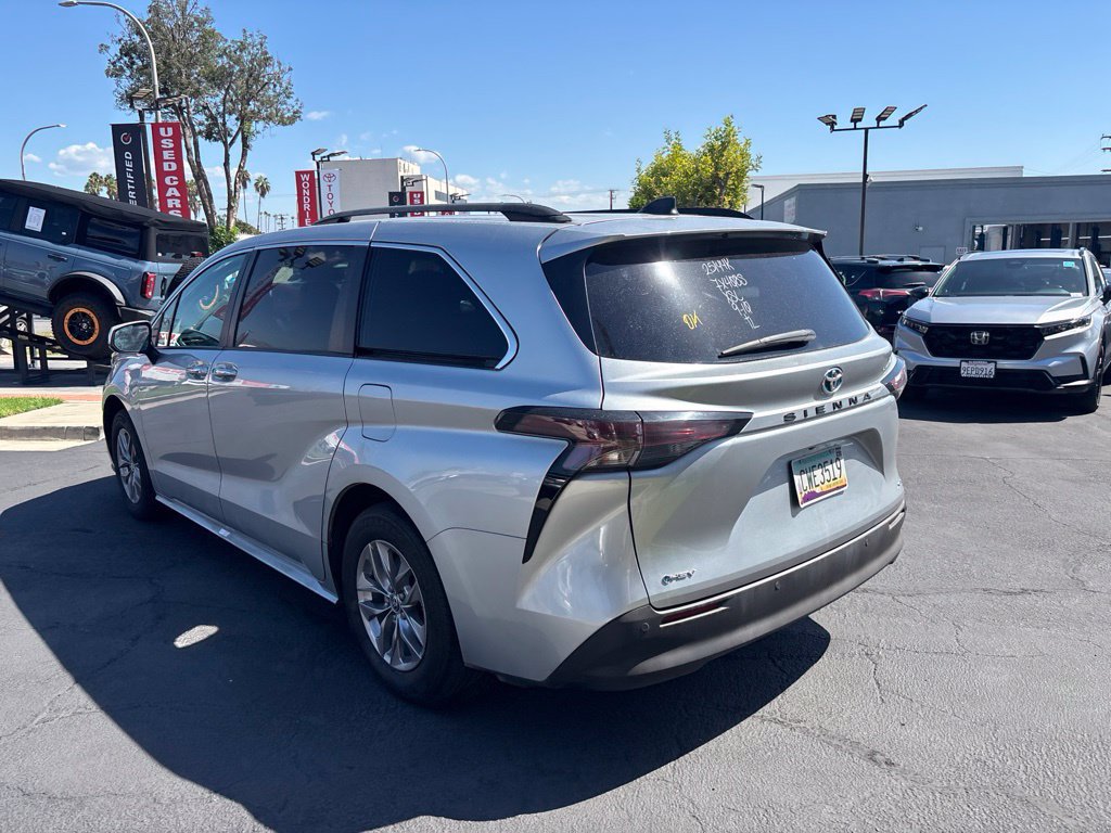 Used 2025 Toyota Sienna XLE FWD image 6