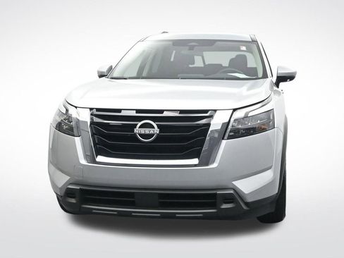 Used 2024 Nissan Pathfinder SV image 2