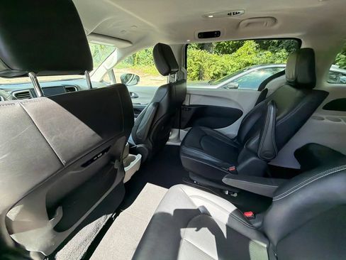 Used 2024 Chrysler Pacifica Limited FWD image 10