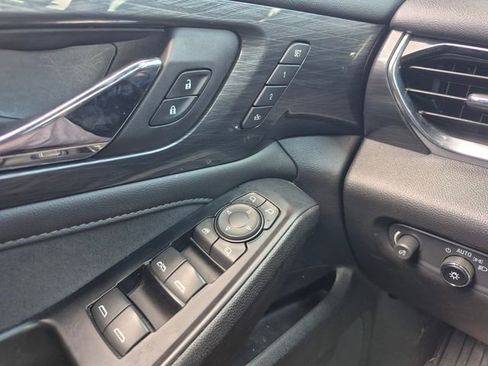 Used 2023 Chevrolet Traverse High Country AWD/4WD image 23