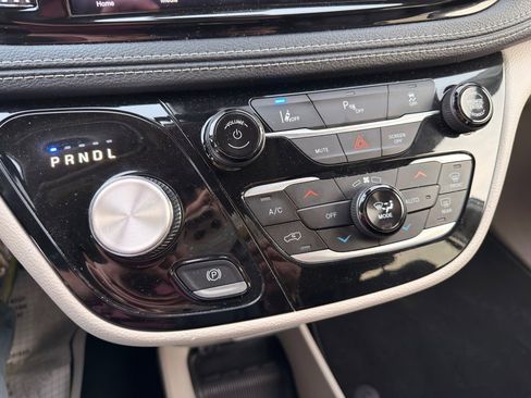 Used 2023 Chrysler Pacifica Touring-L image 32