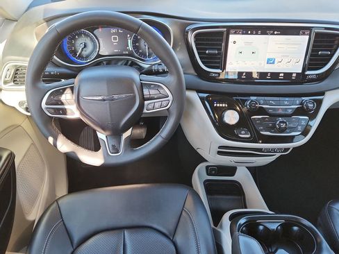 Used 2024 Chrysler Pacifica Touring-L image 10