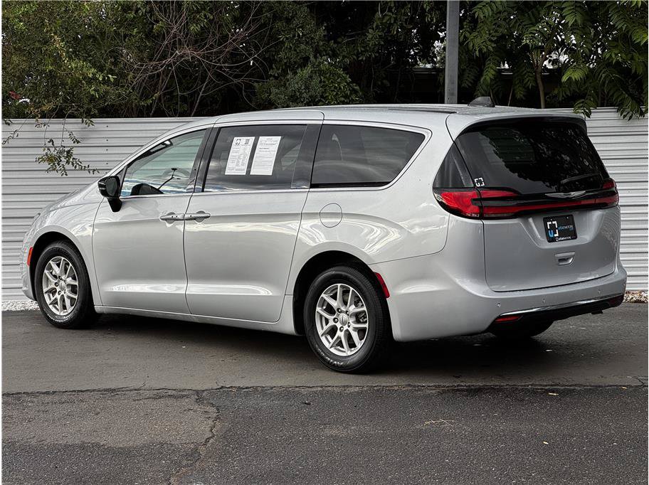Used 2024 Chrysler Pacifica Touring-L FWD image 10