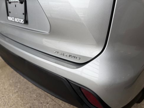Used 2022 Toyota Highlander XLE AWD/4WD image 6
