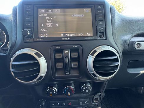 Used 2016 Jeep Wrangler Unlimited Rubicon w/ Connectivity Group image 17