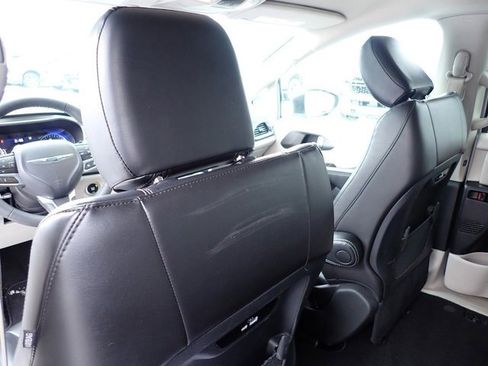 Used 2023 Chrysler Pacifica Touring-L image 16