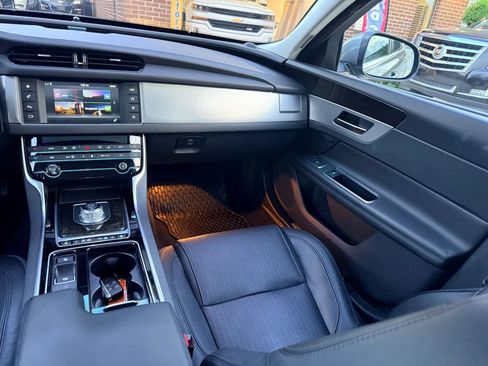 Used 2016 Jaguar XF Prestige AWD/4WD image 9