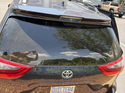 Used 2020 Toyota Sienna LE w/ LE Preferred Package FWD image 5