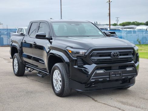 Used 2025 Toyota Tacoma SR5 AWD/4WD image 3