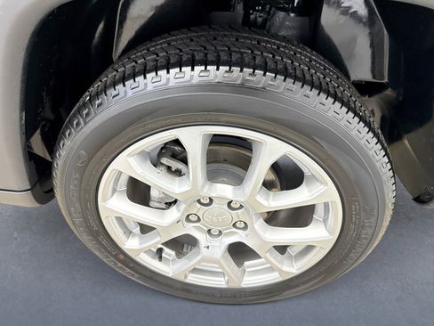 Used 2023 Jeep Compass Latitude image 20