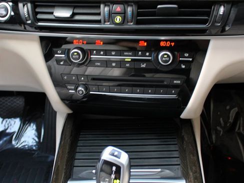 Used 2015 BMW X5 xDrive35d image 12