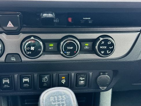 Used 2016 Toyota Tacoma TRD Off-Road w/ Towing Package AWD/4WD image 12