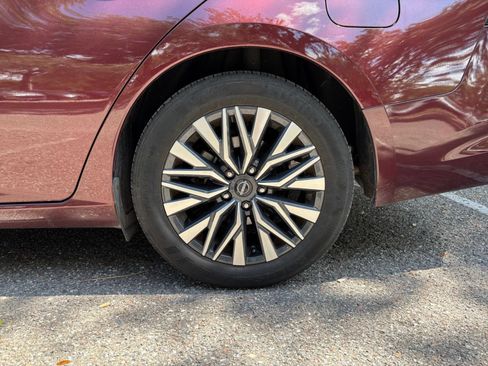 Used 2025 Nissan Altima 2.5 SV FWD image 30