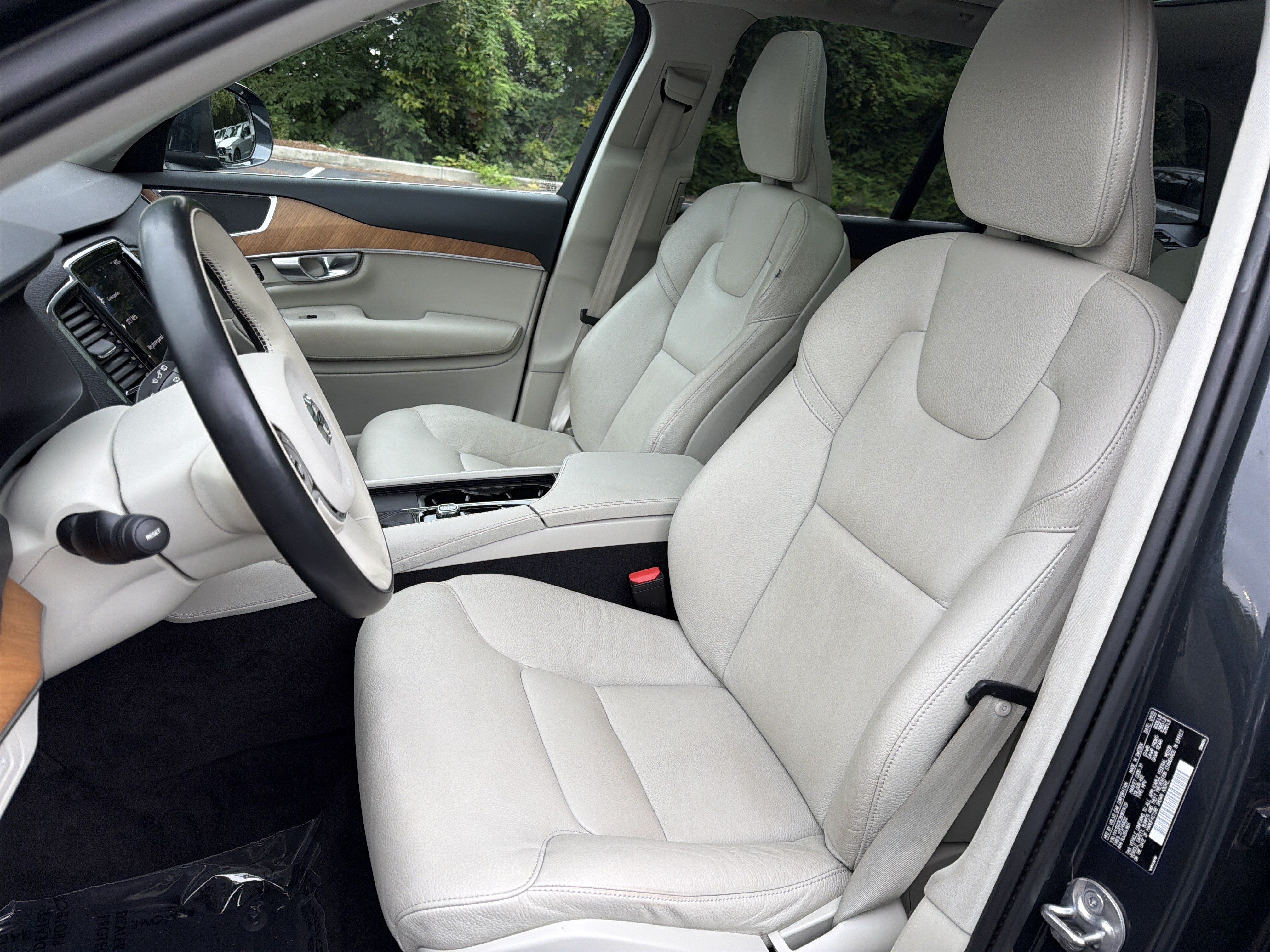 Used 2022 Volvo XC90 T5 Momentum w/ Advanced Package FWD image 16