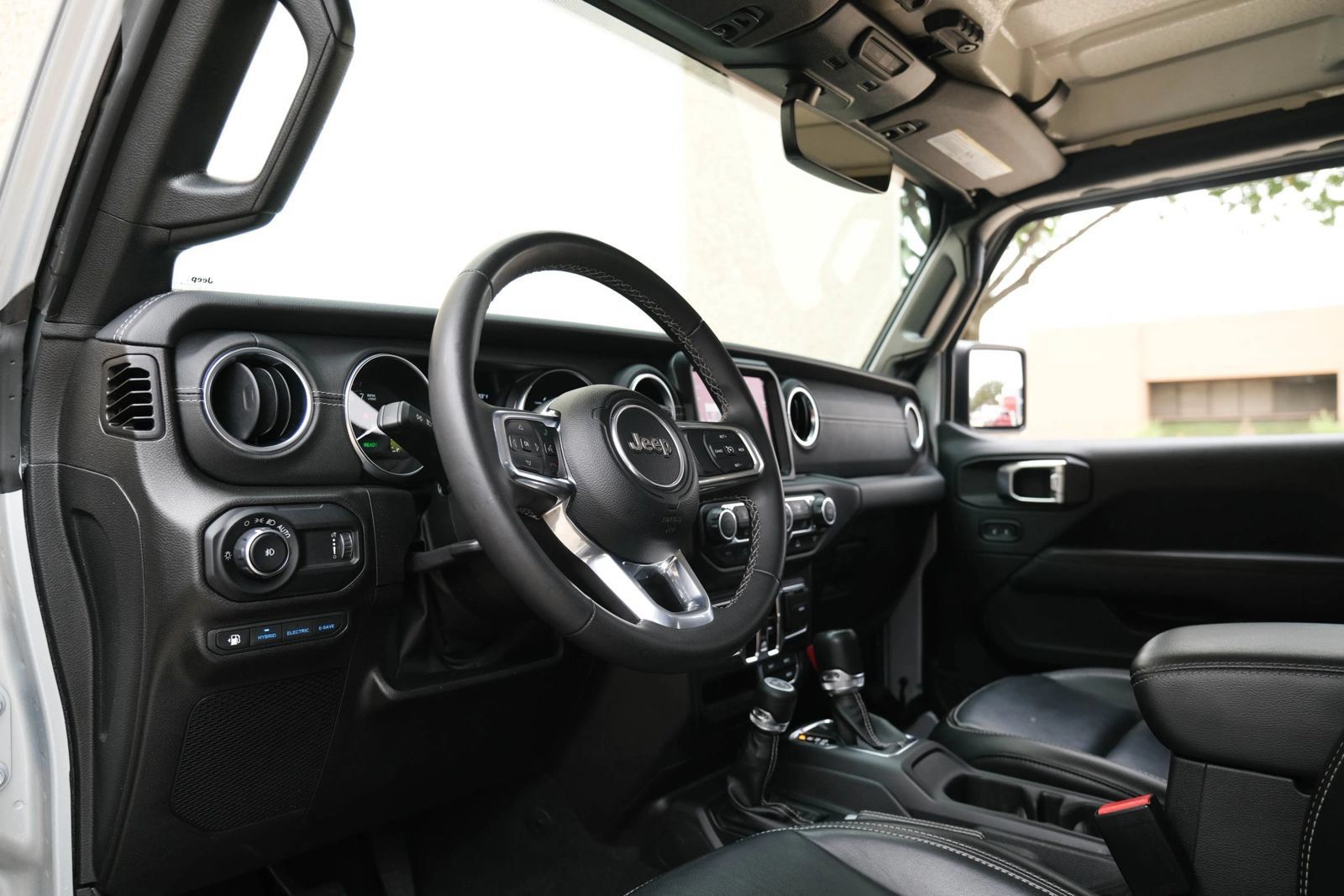 Used 2023 Jeep Wrangler Unlimited Sahara AWD/4WD image 19