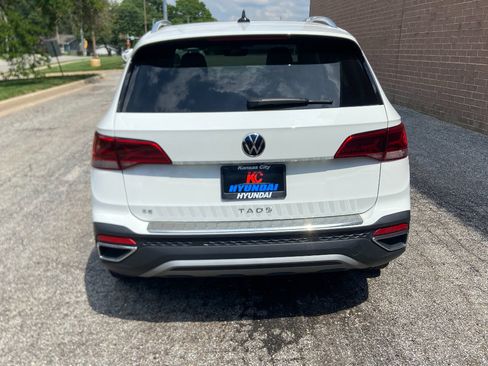 Used 2023 Volkswagen Taos SE w/ Panoramic Sunroof Package FWD image 5