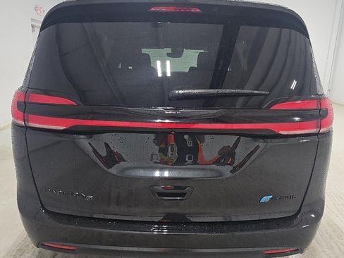 Used 2024 Chrysler Pacifica Limited FWD image 6