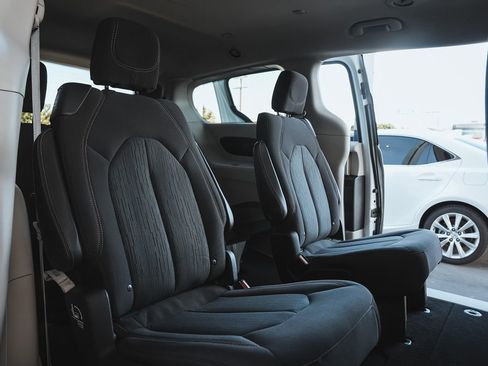 Used 2017 Chrysler Pacifica Touring image 17