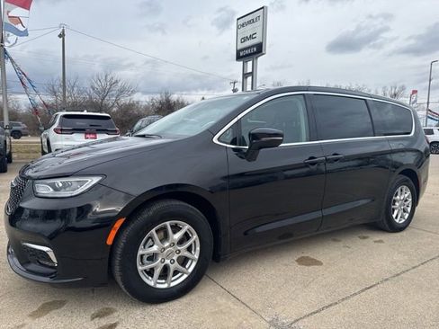 Used 2024 Chrysler Pacifica Touring-L image 7