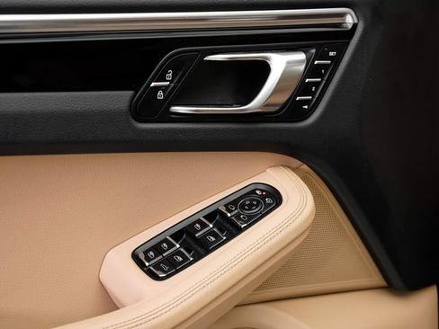 Certified 2021 Porsche Macan AWD/4WD image 10