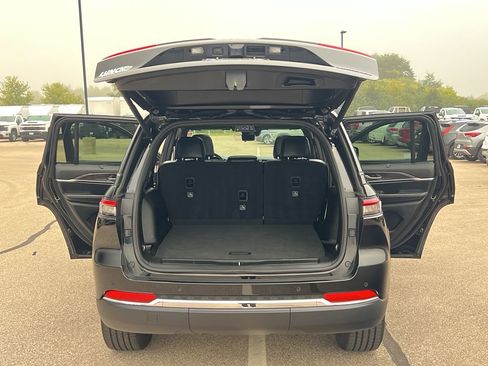 Used 2024 Jeep Grand Cherokee Limited w/ Luxury Tech Group II image 40