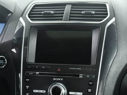 Used 2018 Ford Explorer Limited w/ Equipment Group 301A AWD/4WD image 9
