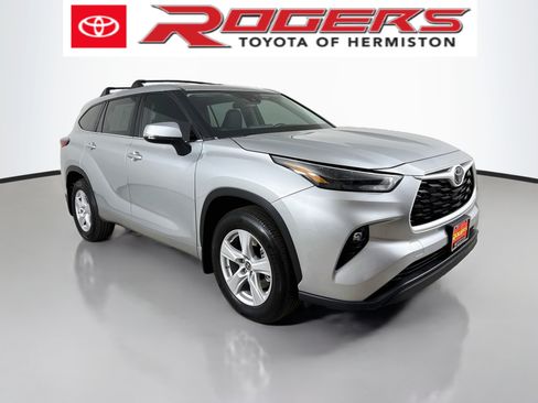 Used 2023 Toyota Highlander LE AWD/4WD image 1