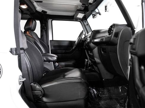 Used 2017 Jeep Wrangler Sahara image 27