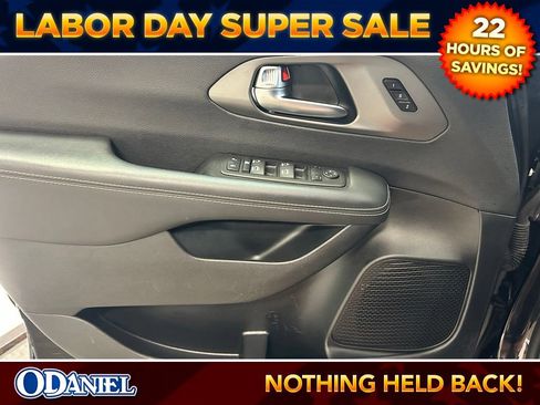 Used 2025 Chrysler Pacifica Select FWD image 9