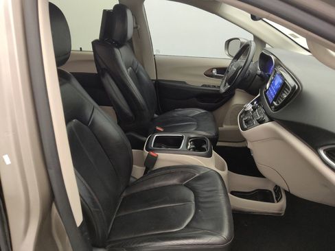Used 2017 Chrysler Pacifica Touring-L Plus FWD image 21