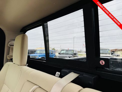 Used 2017 Nissan Titan SV image 10