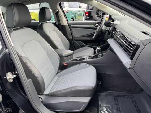 Used 2025 Volkswagen Jetta SE image 34