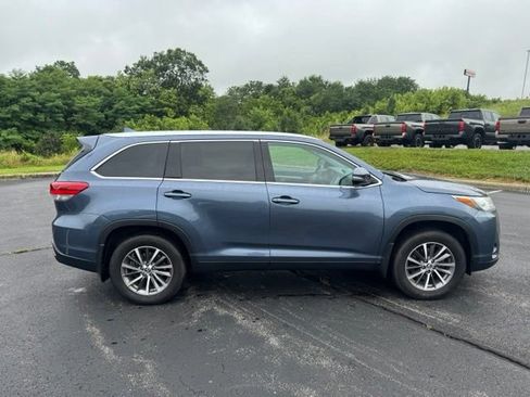 Used 2019 Toyota Highlander XLE AWD/4WD image 2