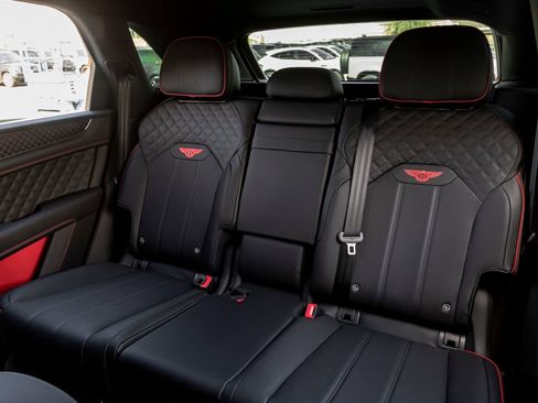 Certified 2025 Bentley Bentayga AWD/4WD image 32