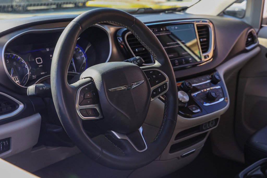 Used 2024 Chrysler Pacifica Touring-L FWD image 15